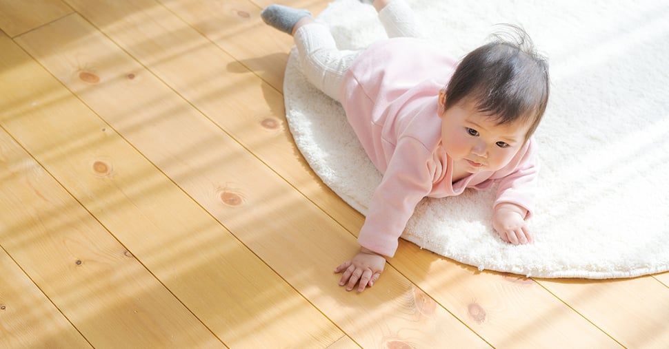 パイン材の「色変化」とは？飴色に育てるコツと美しく楽しむためのポイント