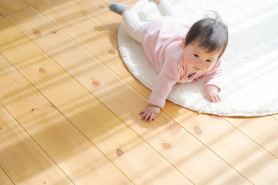 パイン材の「色変化」とは？飴色に育てるコツと美しく楽しむためのポイント
